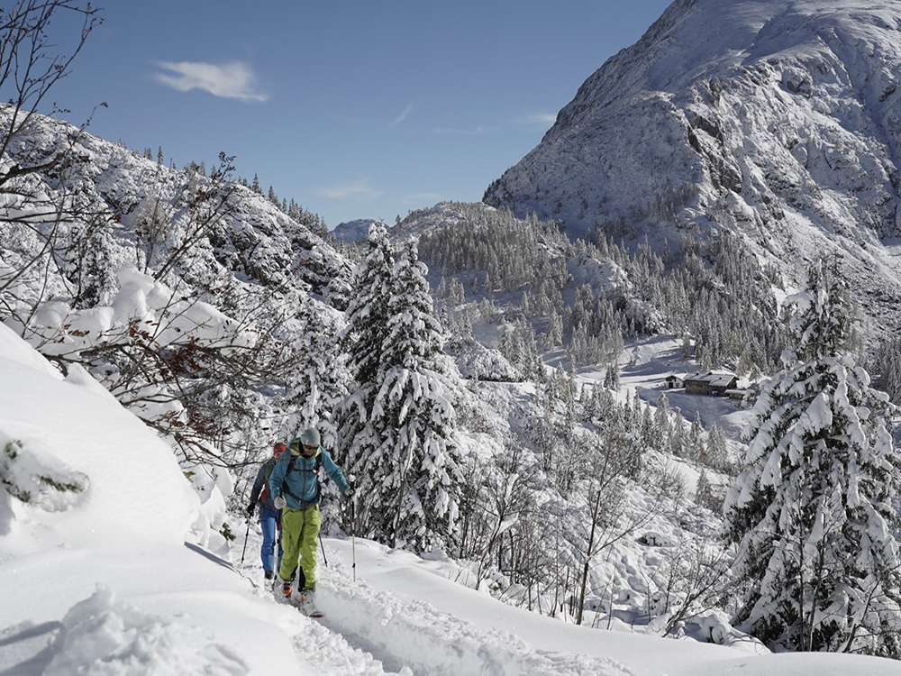 Skitourengeher im Tiefschnee