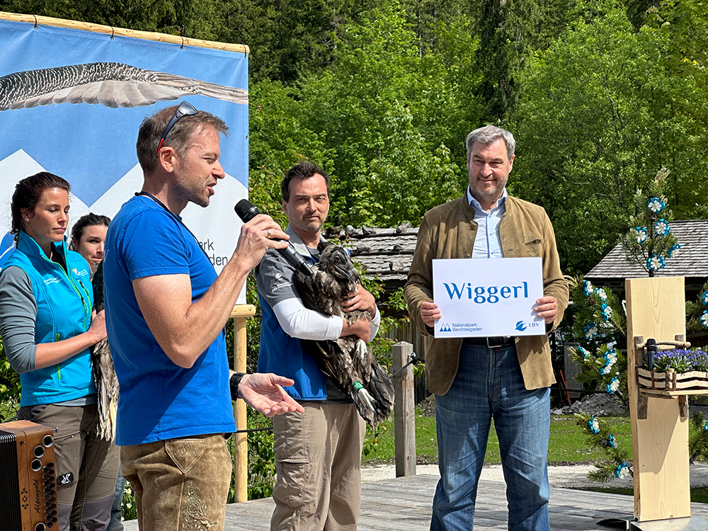 Der Bayerische Ministerpräsident Dr. Markus Söder lüftet das Namensgeheimnis - © NPV BGD